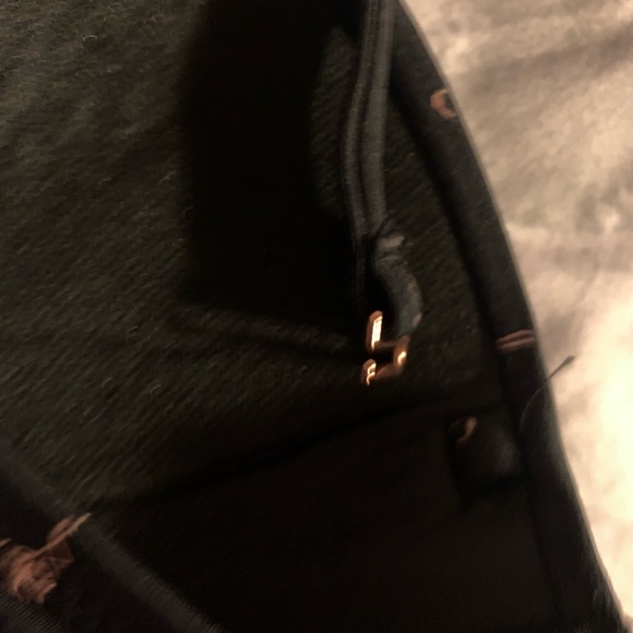 The straps detach so u can have strap less - Picture 3 of 3